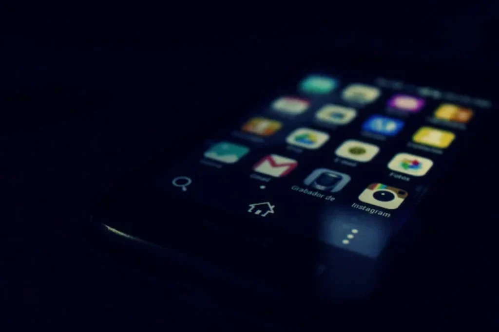 Um smartphone em cima de uma mesa.