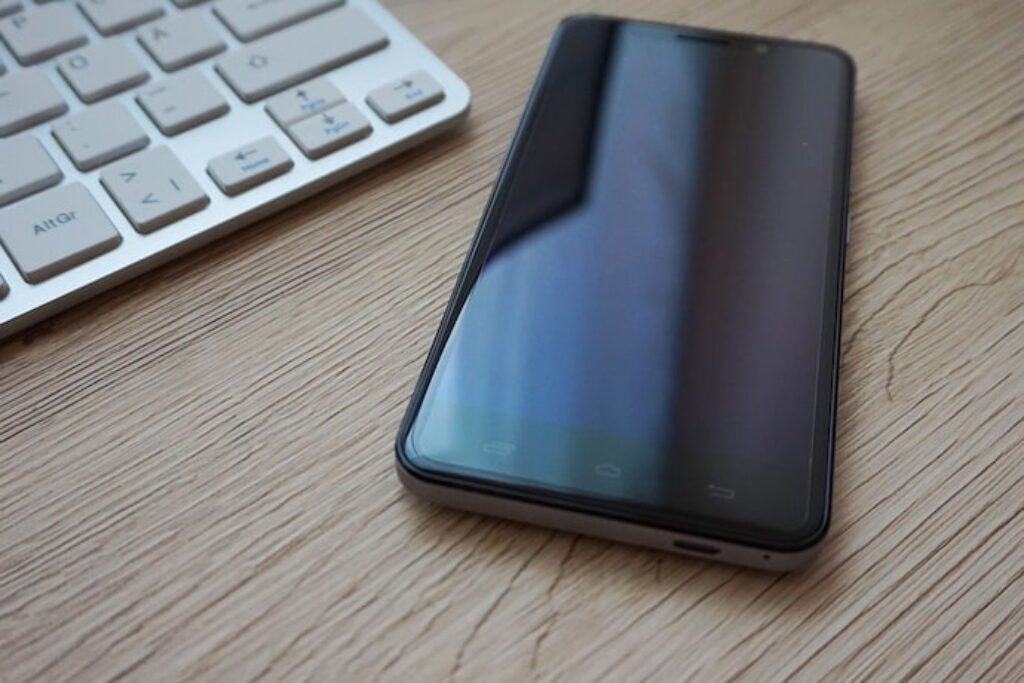 Um smartphone em cima de uma mesa de escritório.