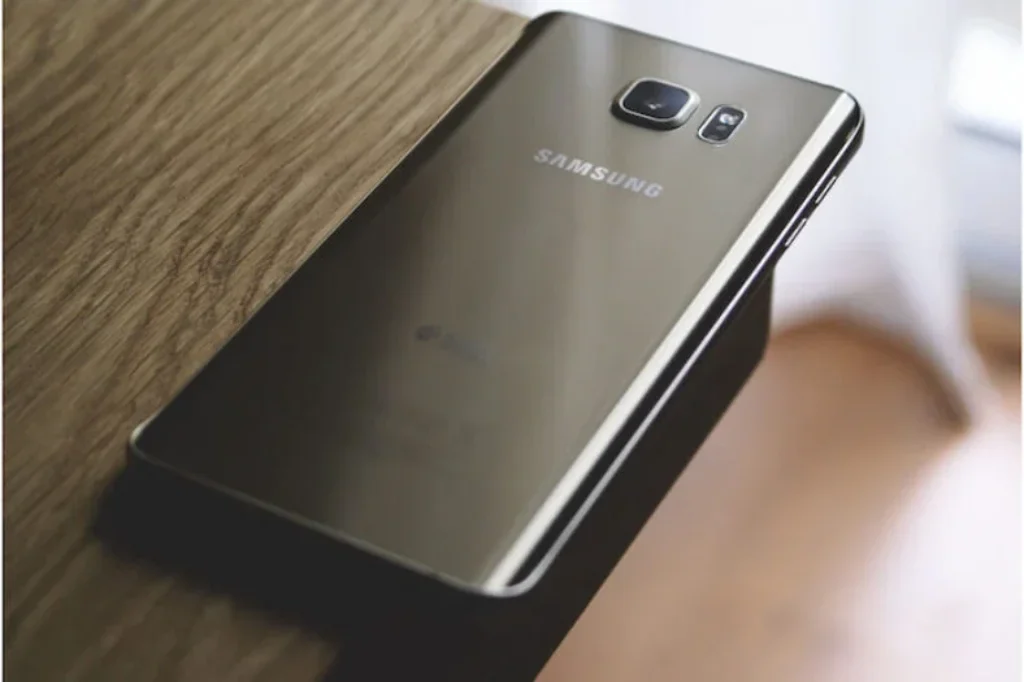 Smartphone da samsung em cima de uma mesa.