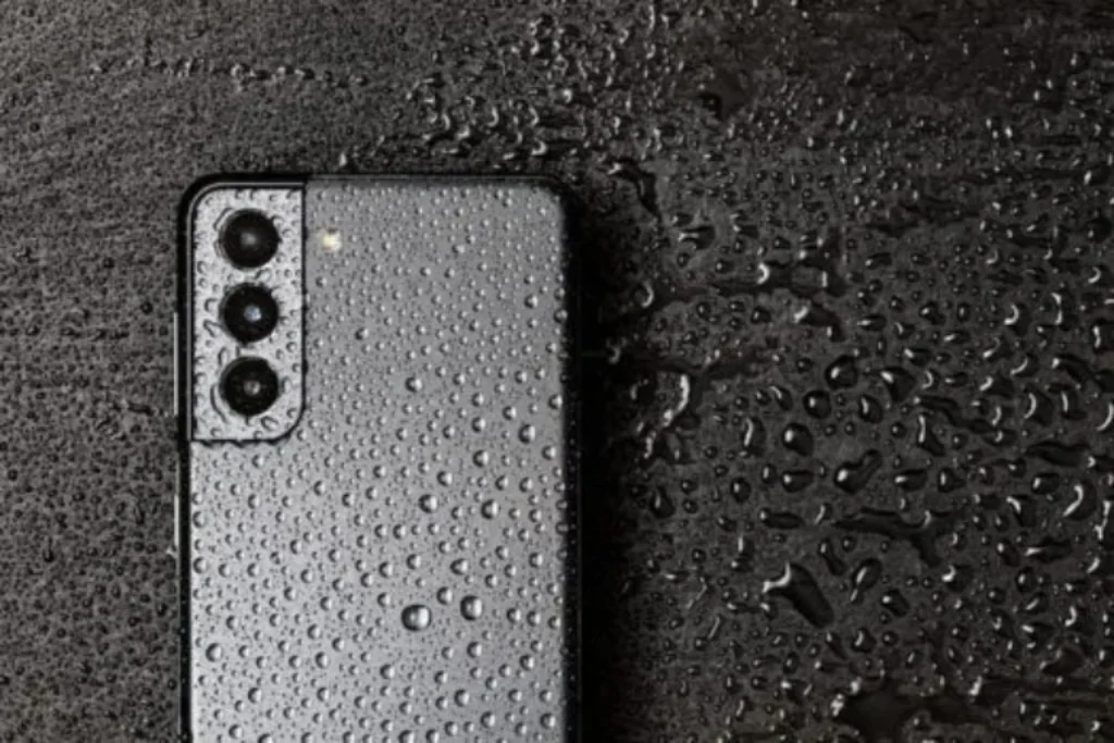 Um smartphone a prova de água sendo testado.