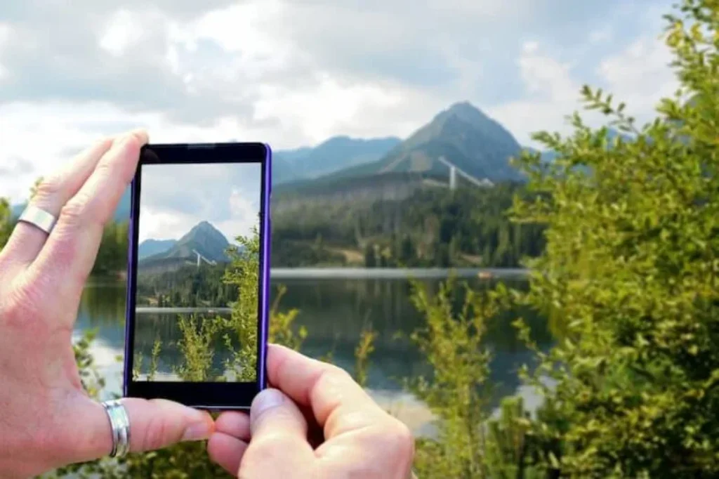 Uma pessoa segurando um smartphone para tirar fotos.