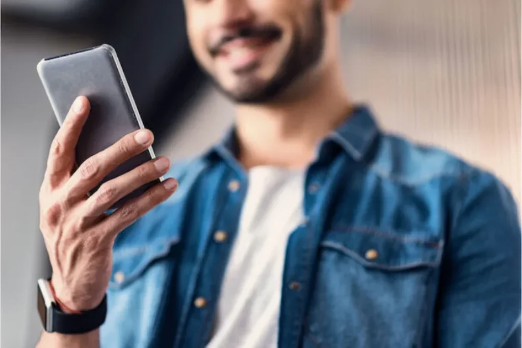 Uma pessoa usando um smartphone para enviar mensagens.