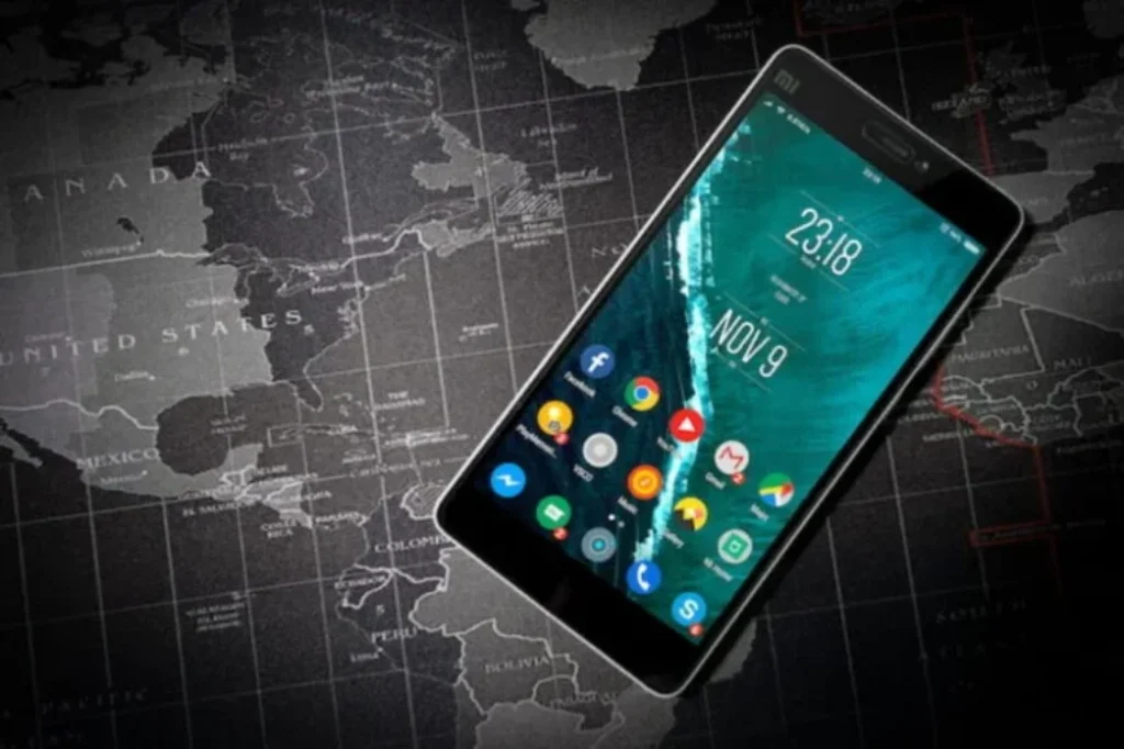 Um smartphone em cima de um mapa mundial. 