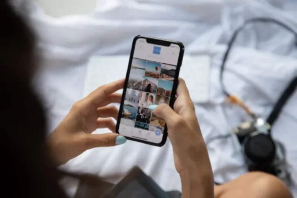 Uma pessoa vendo suas redes sociais pelo smartphone.