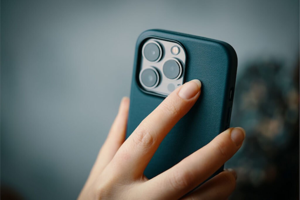 Uma pessoa segurando um smartphone da Apple.