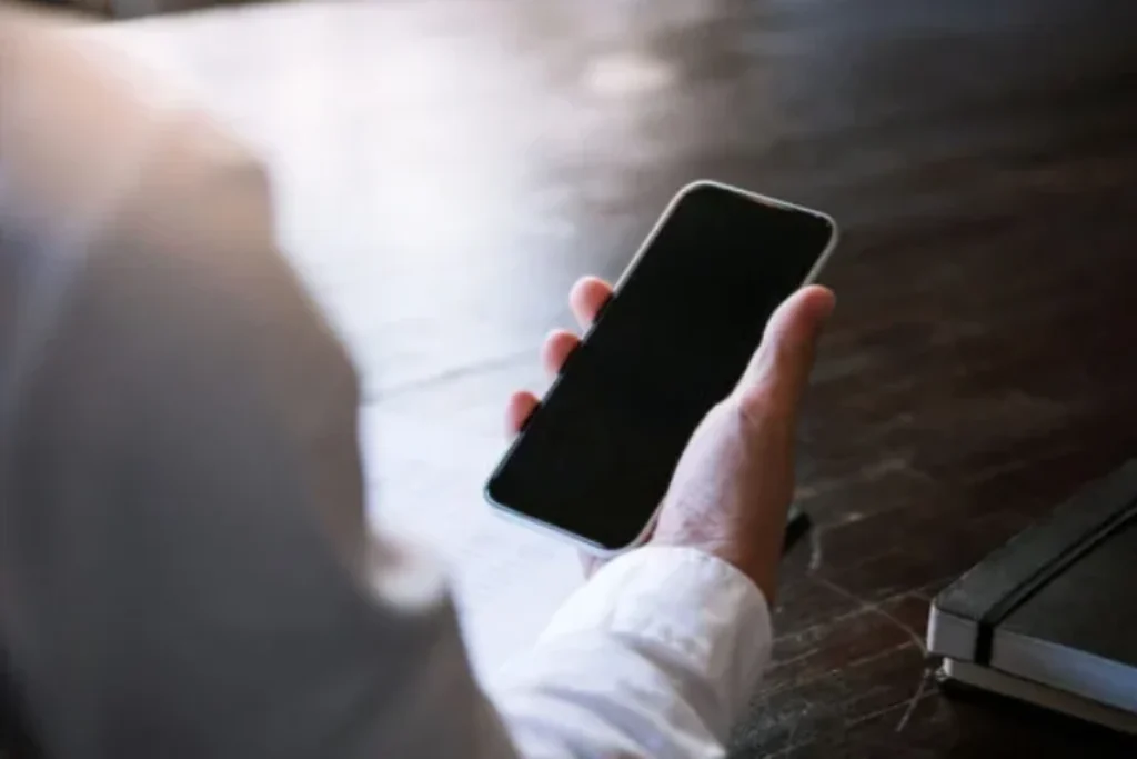 Uma pessoa olhando para um smartphone.