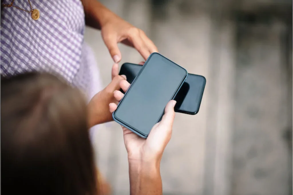 Smartphone compartilhando informações com NFC.
